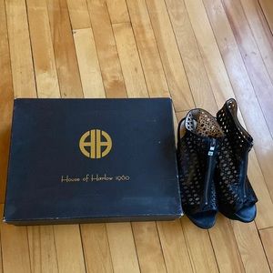 House of Harlow 1960 Fionna Black wedged heel.